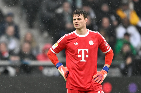 Jonas Urbig - thủ môn Bayern giữ sạch lưới