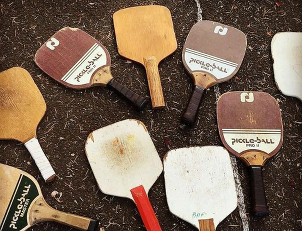 Chiếc vợt gỗ truyền thống của pickleball