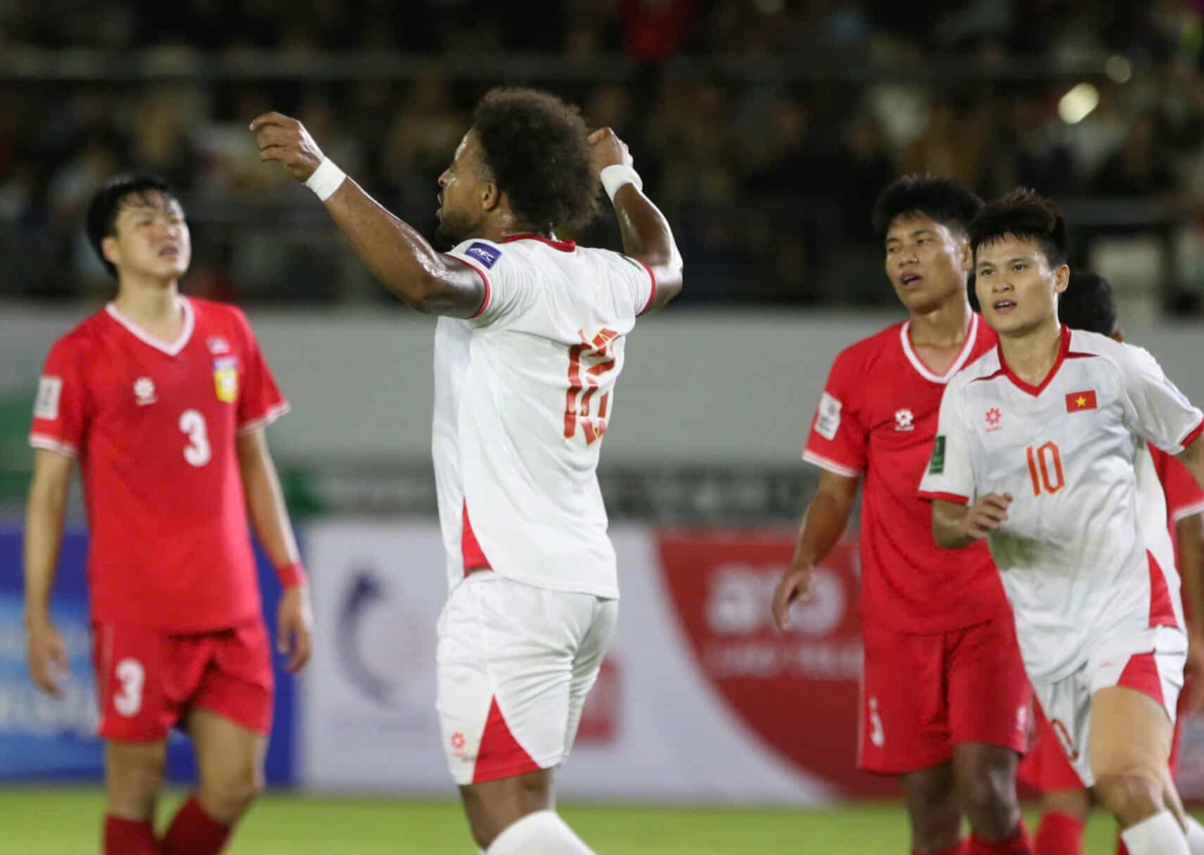 Xuân Son quá khỏe, quá khác biệt, tuyển Lào đã phải cố hết sức để ngăn chặn Xuân Son ghi bàn sau hơn 10 tháng vắng mặt ở tuyển Việt Nam vì chấn thương