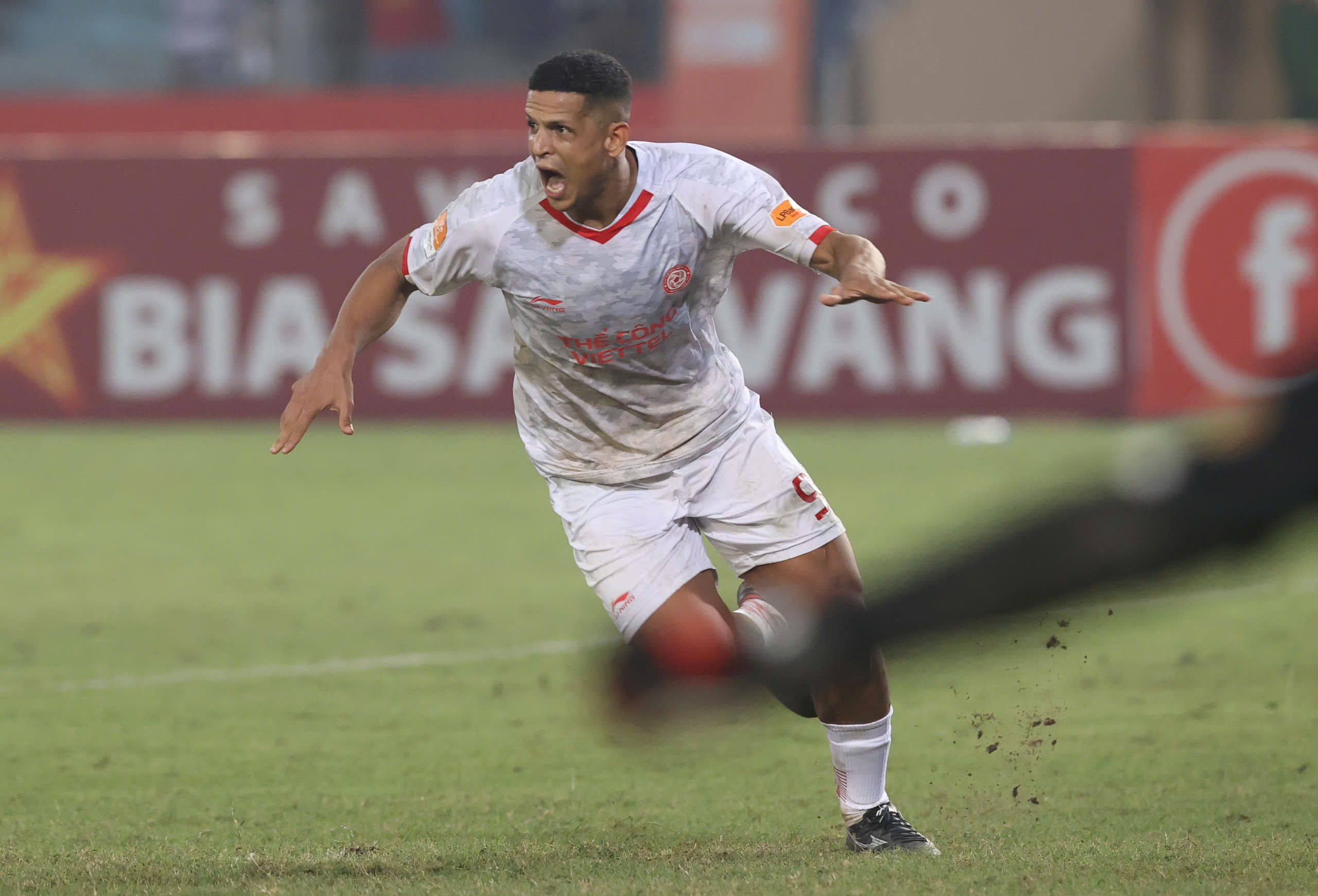 Lucao ăn mừng sau khi ghi bàn giúp Thể Công Viettel đánh bại CAHN ở vòng 1/8