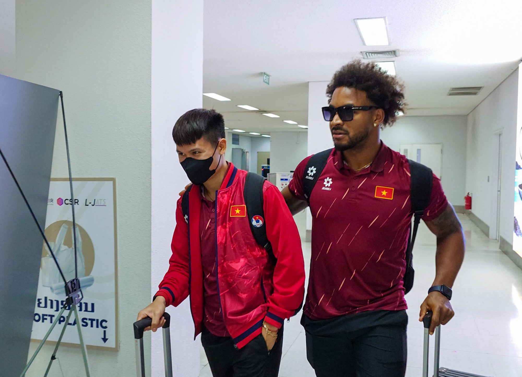 Xuân Son với mái tóc xoăn bồng bềnh tại Lào