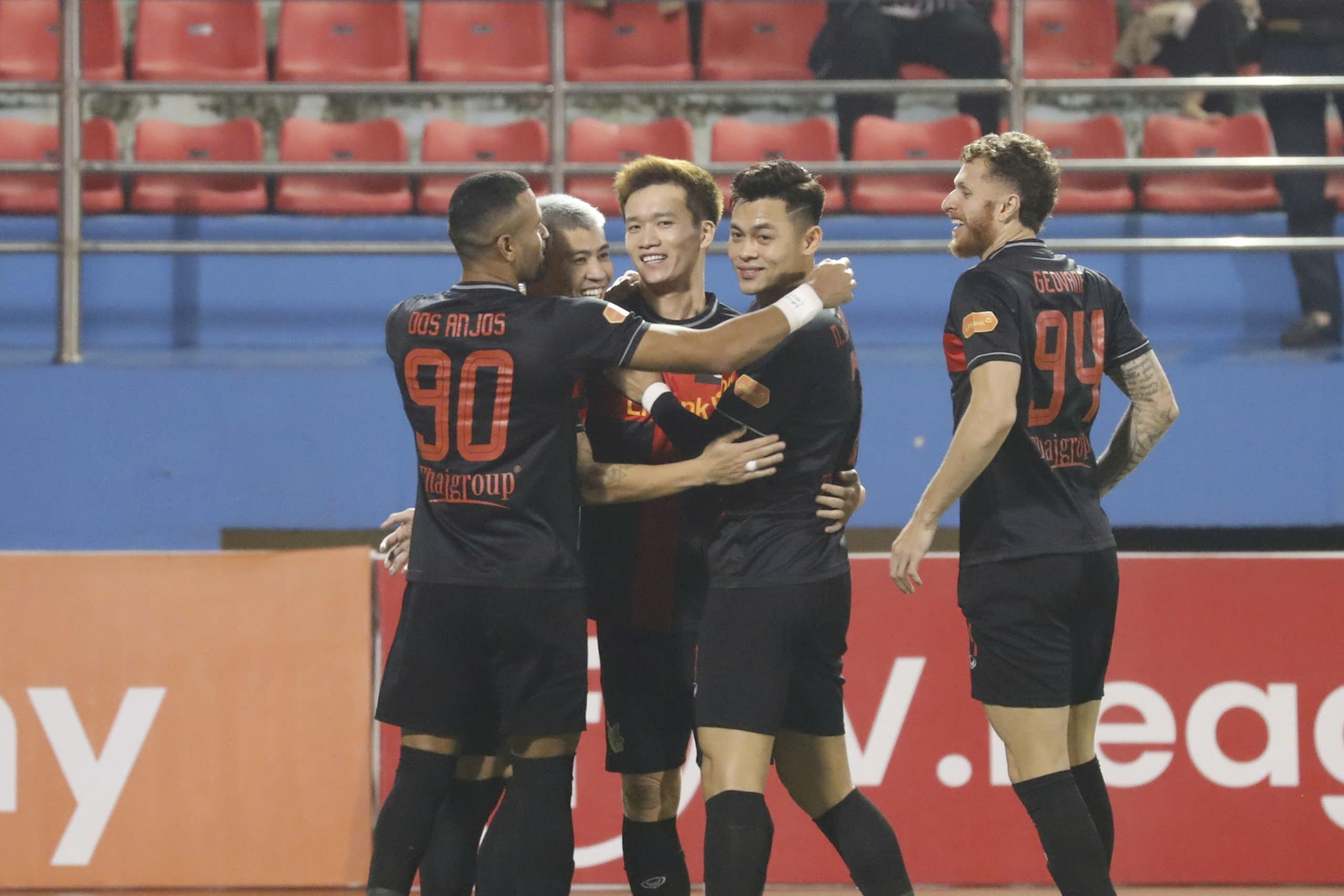 Vòng 10 LPBank V-League 2025/26: Ninh Bình FC tăng tốc - Ảnh 1. Gặp đối thủ đang đua trụ hạng như SLNA trên sân nhà là cơ hội để Hoàng Đức và đồng đội hiện thực hoá mục tiêu chiến thắng.