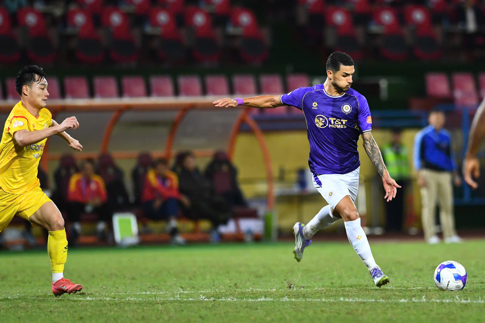 Hoàng Hên lập cú đúp