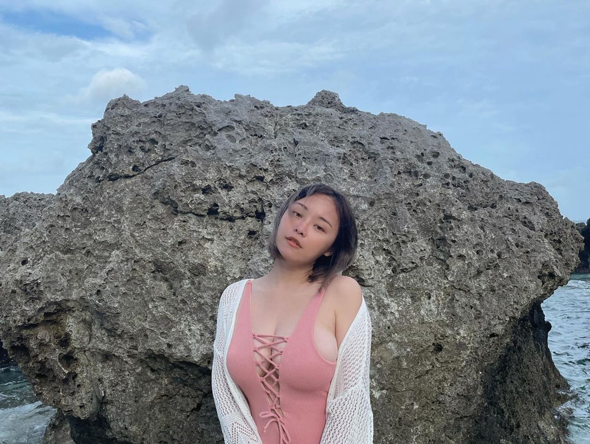 Đôi giày đã qua sử dụng của nữ streamer