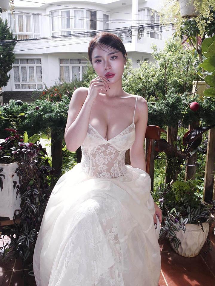 Đường cong và gu thời trang táo bạo của mỹ nhân này khiến fan không thể rời mắt- Ảnh 3.