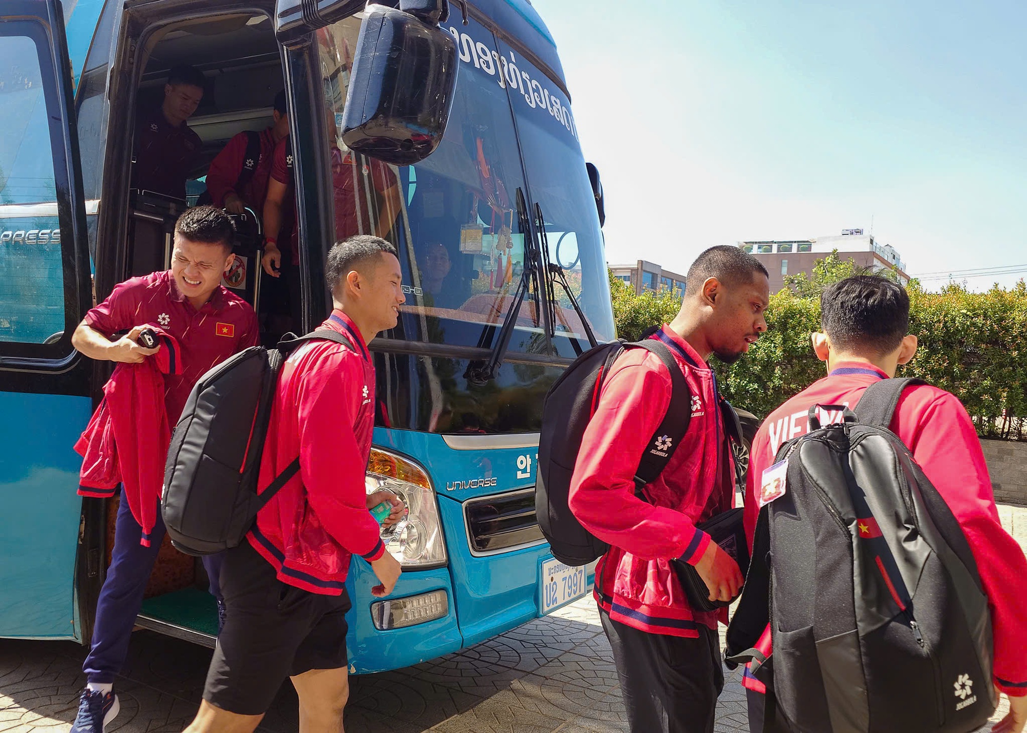 Hình ảnh Xuân Son cùng đồng đội tại Lào