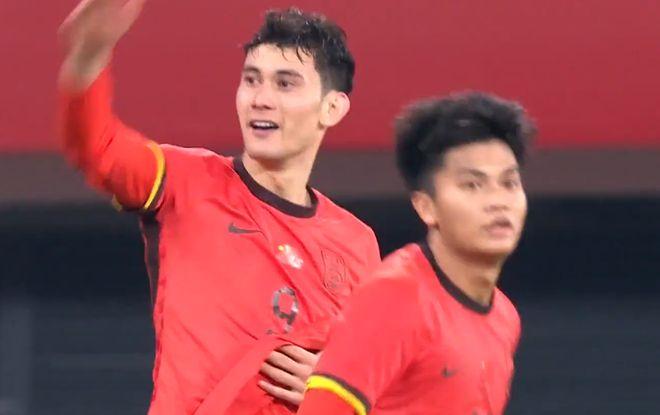 Tuyển Trung Quốc thắng sốc Hàn Quốc, mở ra cuộc đua vô địch cực căng thẳng với tuyển Việt Nam- Ảnh 1. Behram Abduweli trở thành người hùng của U22 Trung Quốc.