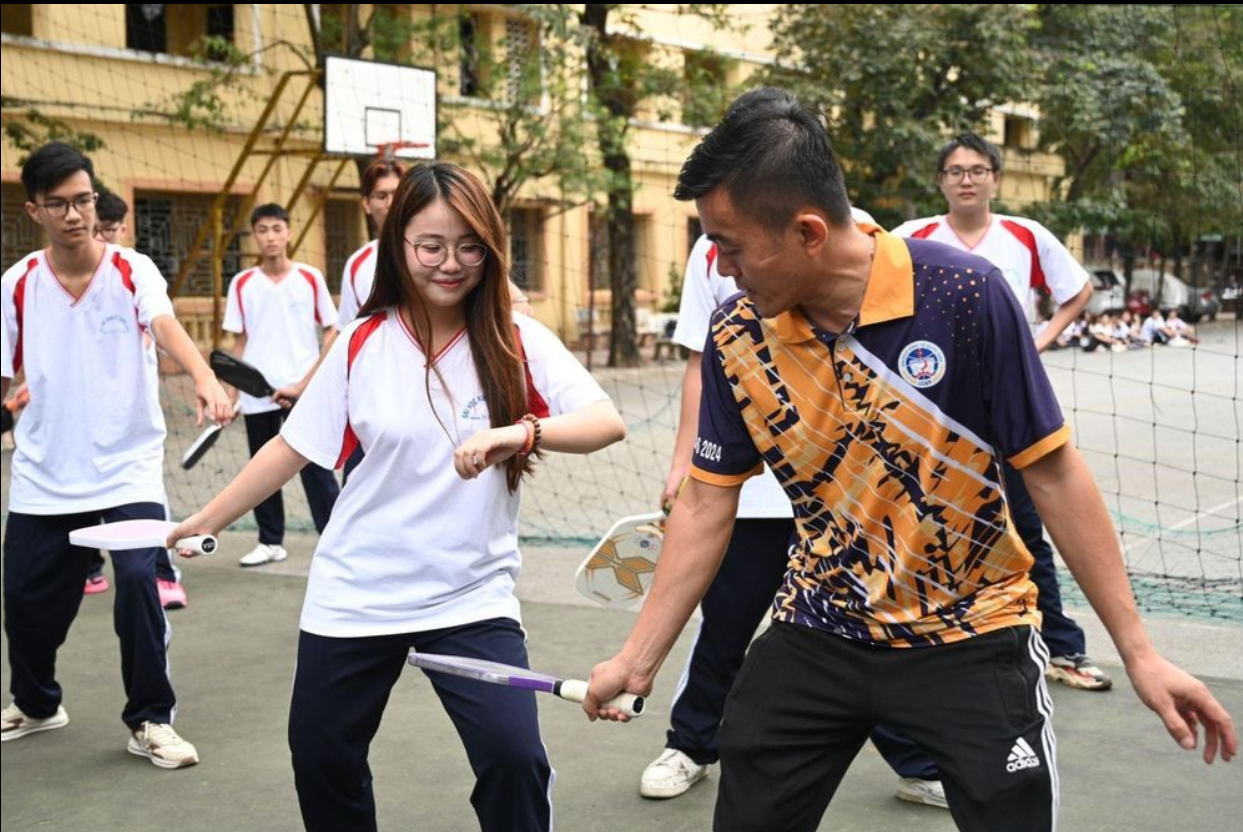 Huấn luyện viên hướng dẫn kỹ thuật chơi pickleball