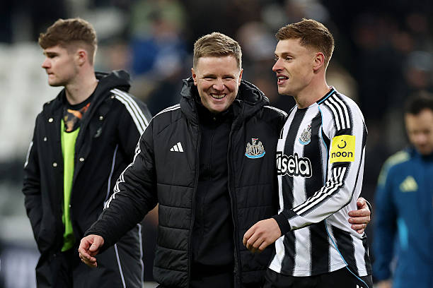 HLV Eddie Howe vui mừng với thắng lợi của Newcastle United.