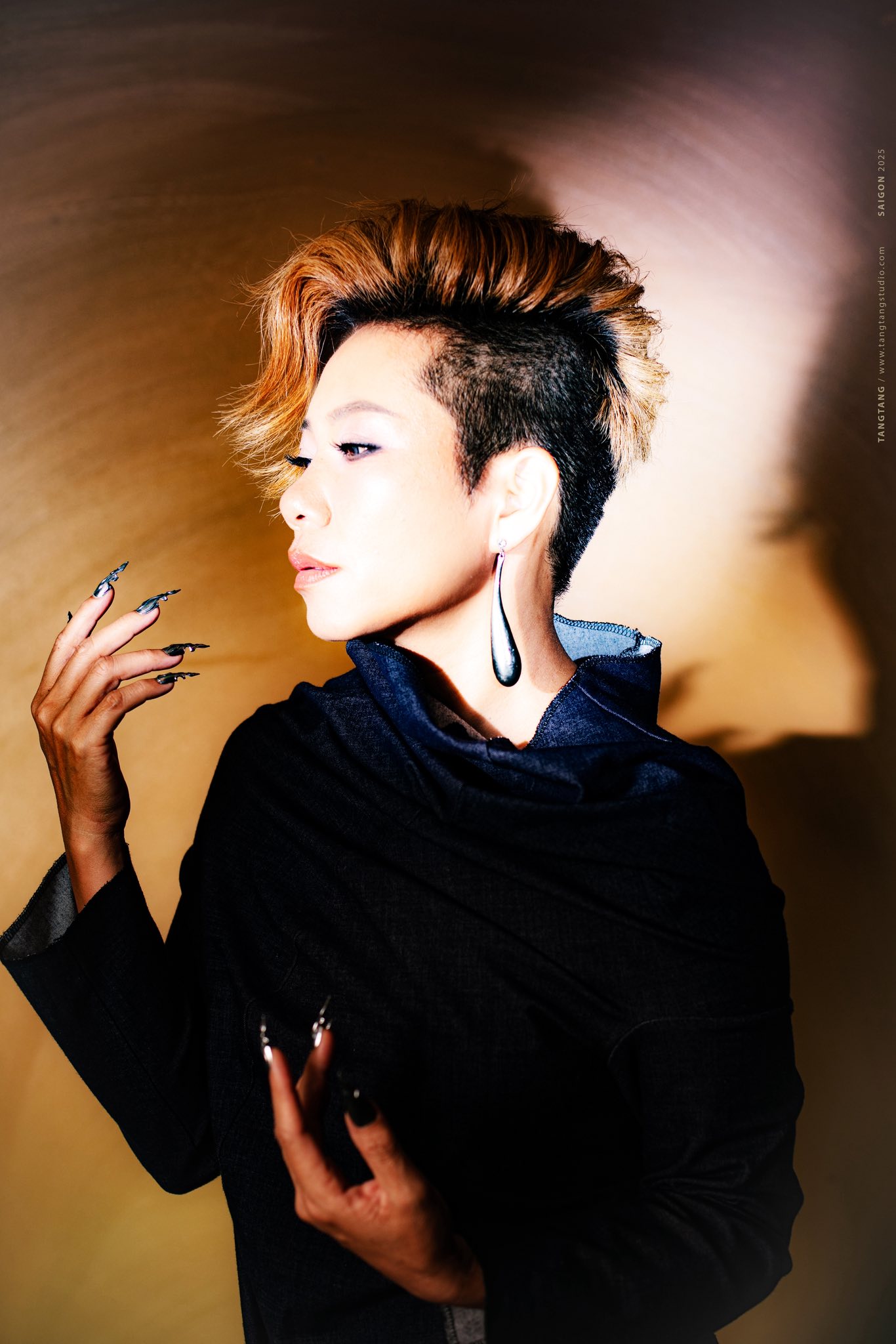 Cuộc đời nữ ca sĩ trải qua biến cố từ năm 14 tuổi khi mẹ đột ngột qua đời.