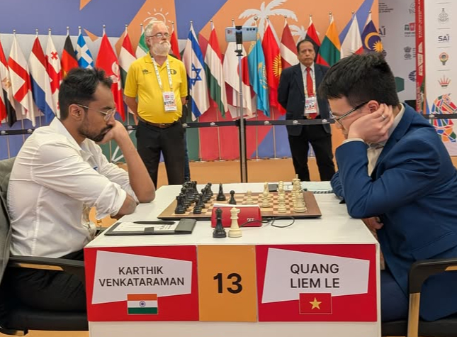 Lê Quang Liêm - Ảnh 1. Lê Quang Liêm (phải) bất phân thắng bại trước kỳ thủ nước chủ nhà