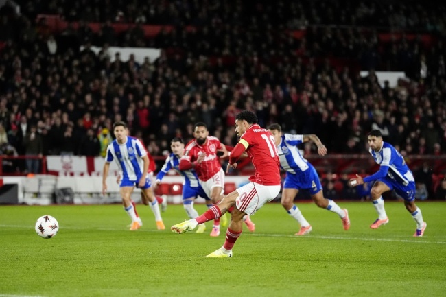 Morgan Gibbs-White mở tỷ số cho Nottingham. Morgan Gibbs-White mở tỷ số cho Nottingham.