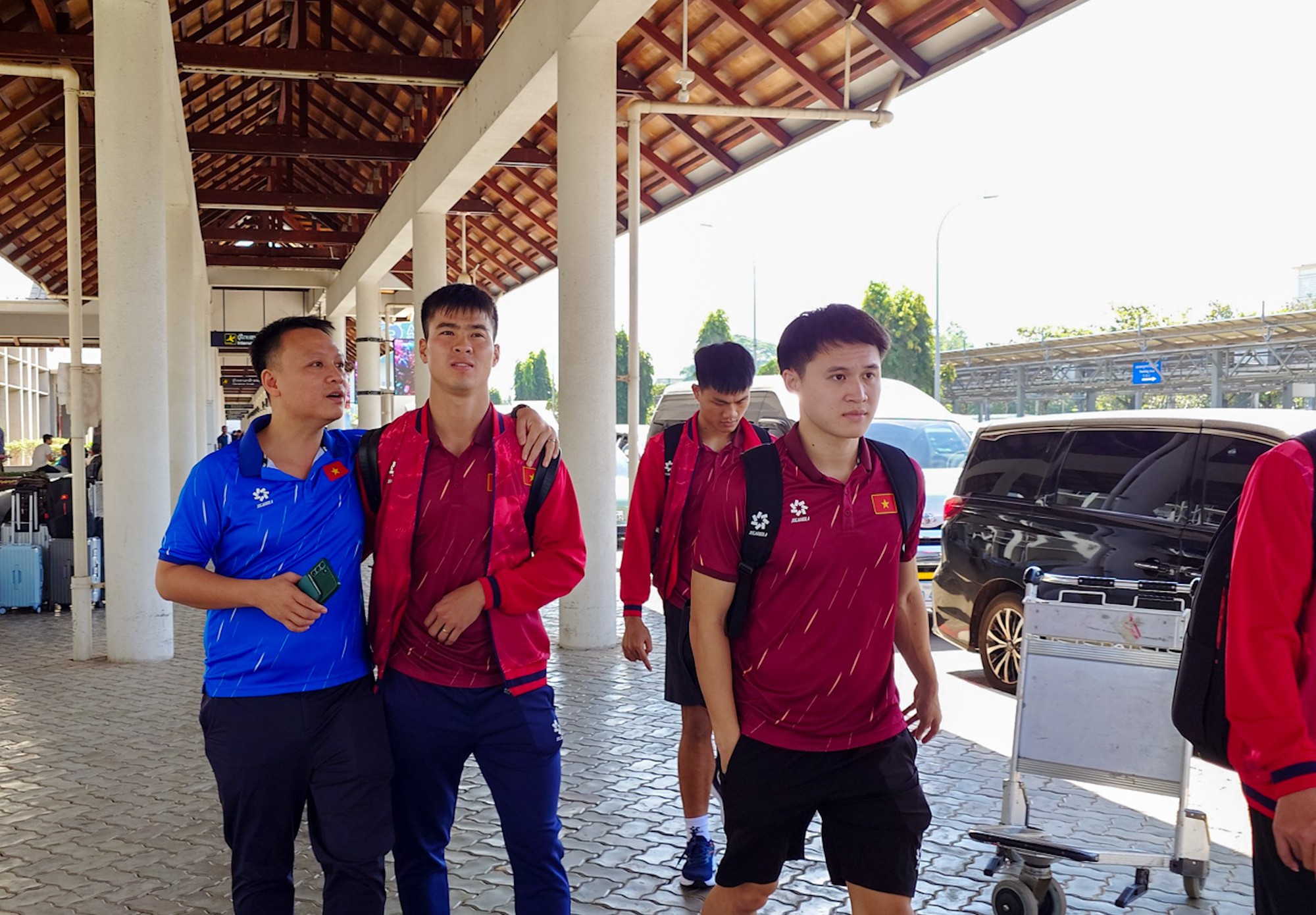 Cầu thủ Việt Nam có mặt tại Viêng Chăn