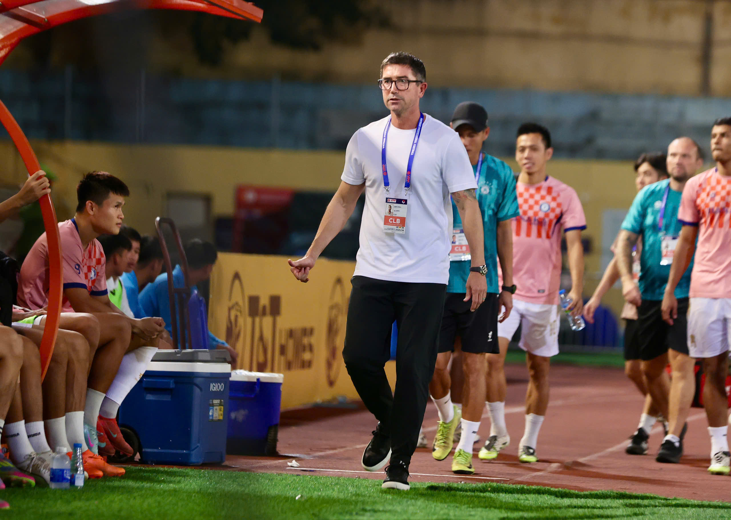 V-League ngày càng khó đoán... - Ảnh 1. V-League ngày càng khó đoán... - Ảnh 1.