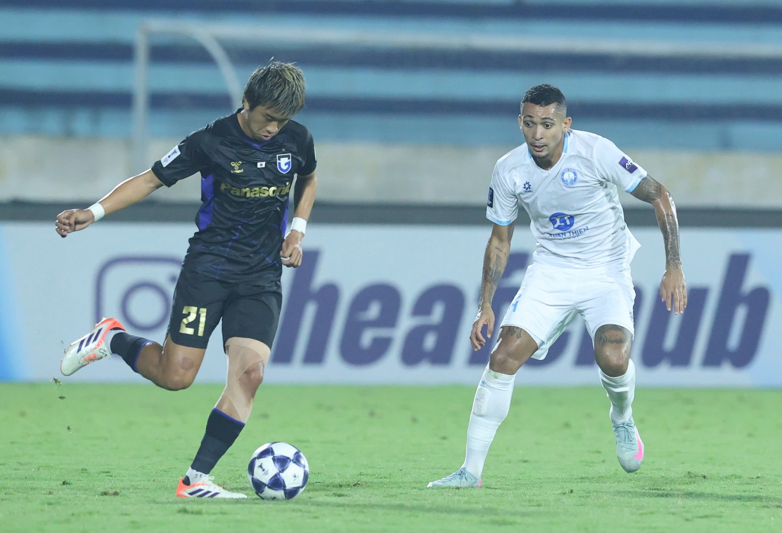 Sự việc - Ý kiến: Thời buổi 'nông nhàn' - Ảnh 1. Nam Định (áo trắng) đang có đến gần 50 cầu thủ trong đội hình vì phải tham dự 4 đấu trường.