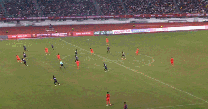 Tuyển Trung Quốc thắng sốc Hàn Quốc, mở ra cuộc đua vô địch cực căng thẳng với tuyển Việt Nam- Ảnh 2. Pha ghi bàn quan trọng giúp U22 Trung Quốc vượt lên dẫn trước.