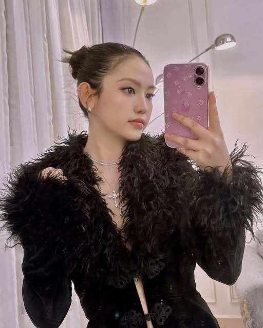 Cô nàng rất thích các trang phục có thiết kế lông viền giúp bản thân trông sang chảnh hơn. Áo nhung viền lông sang trọng của Thuý Vi