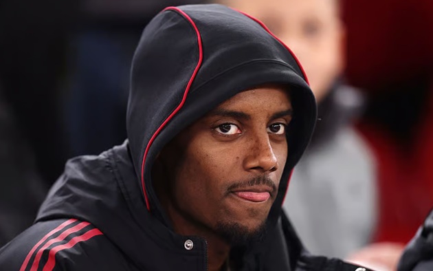 Isak đã trở lại thi đấu cho đội tuyển. Isak thi đấu cho đội tuyển Thụy Điển