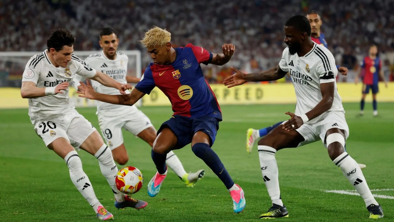 Real Madrid (áo trắng) đang có phong độ được đánh giá tốt hơn so với Barca