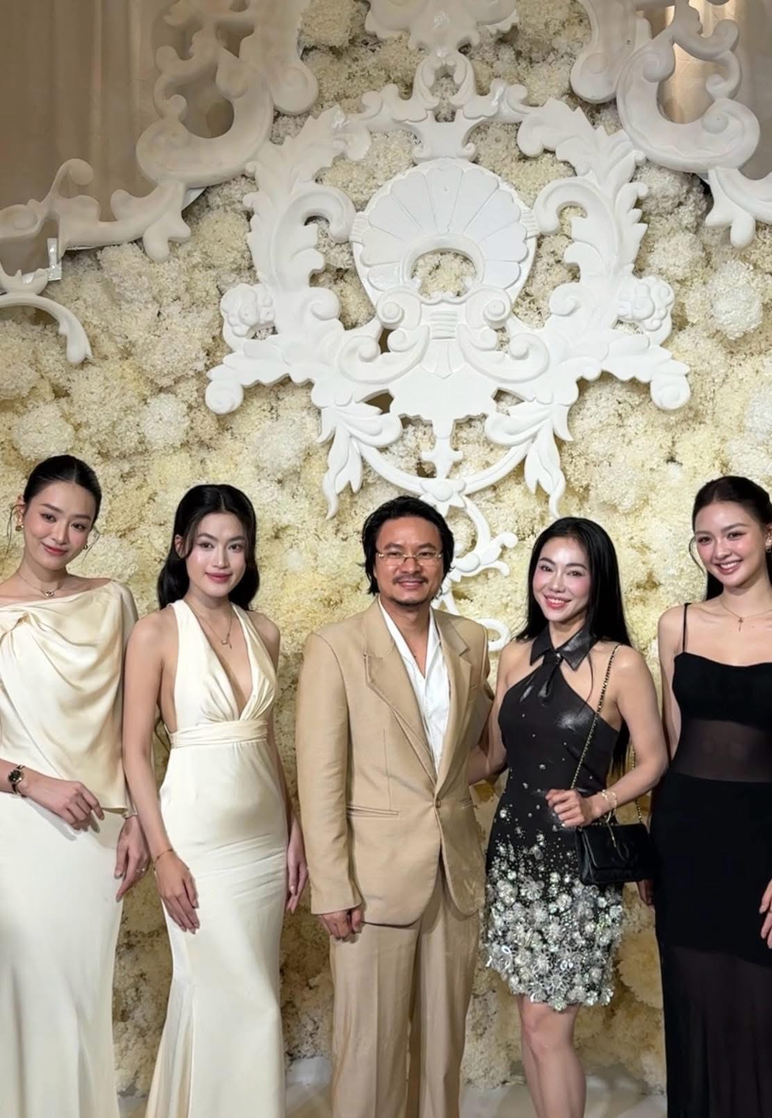 Đám cưới Á hậu Tâm Như và chồng doanh nhân: Cô dâu khóc nức nở, Khánh Vân, Ngọc Châu và dàn sao Việt đổ bộ- Ảnh 5. Á hậu Bùi Khánh Linh - Á hậu Minh Thư - đạo diễn Hoàng Nhật Nam - bà Phạm Kim Dung và Á hậu Cẩm Ly