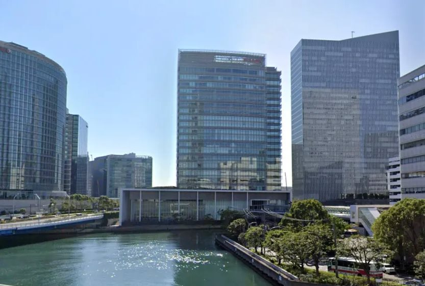 Toàn cảnh trụ sở Nissan bên sông Trụ sở Nissan nhìn từ xa bên bờ sông