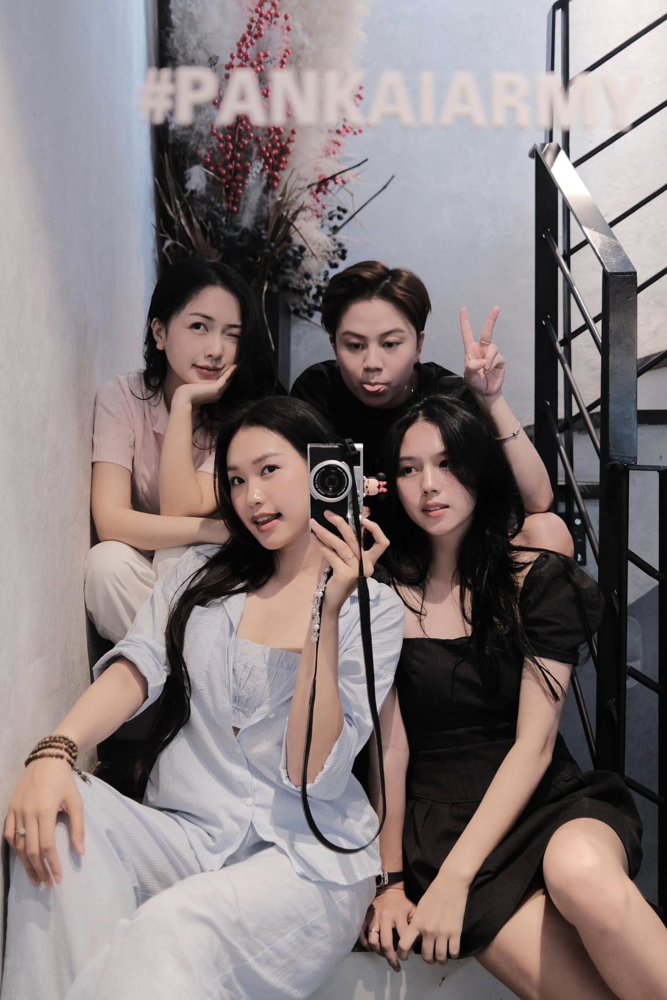 Doãn Hải My, Mai Hà Trang cùng Tố Uyên tạo thành hội bạn thân thiết trong làng WAG Việt Hội bạn thân gồm Doãn Hải My, Mai Hà Trang và Tố Uyên