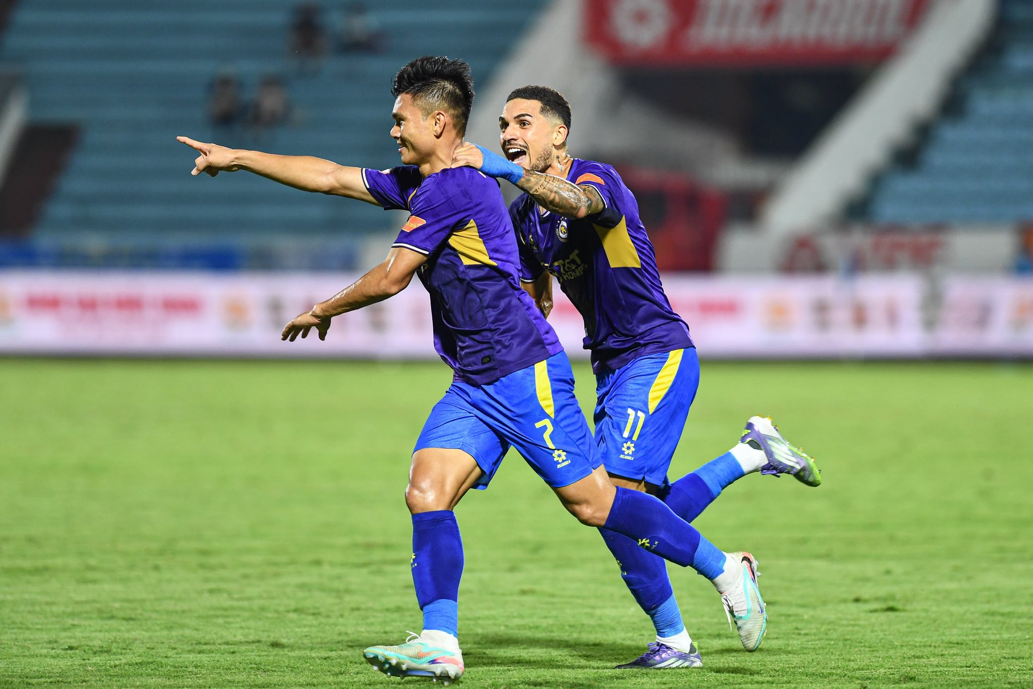 Xuân Mạnh đã gỡ hòa bằng một siêu phẩm