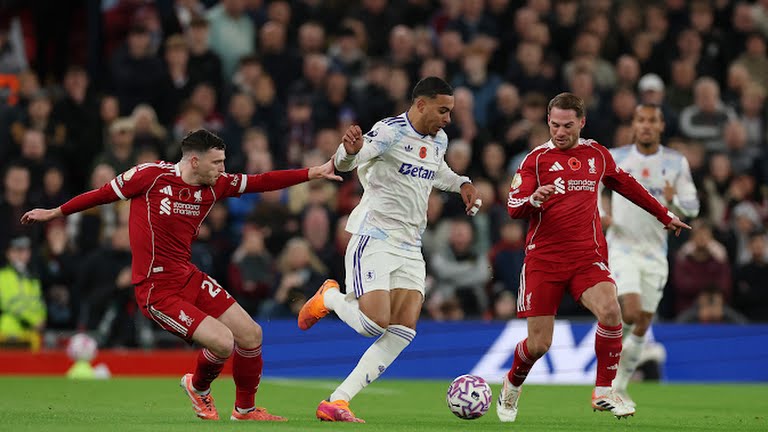 Aston Villa gây khó khăn cho Liverpool ở hiệp một