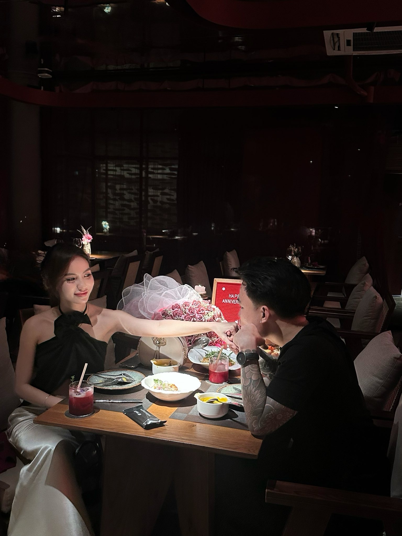 Nam tuyển thủ bị phá bĩnh khi đang khoe cảnh tình tứ với bạn gái Nam tuyển thủ bị phá bĩnh khi đang khoe cảnh tình tứ với bạn gái