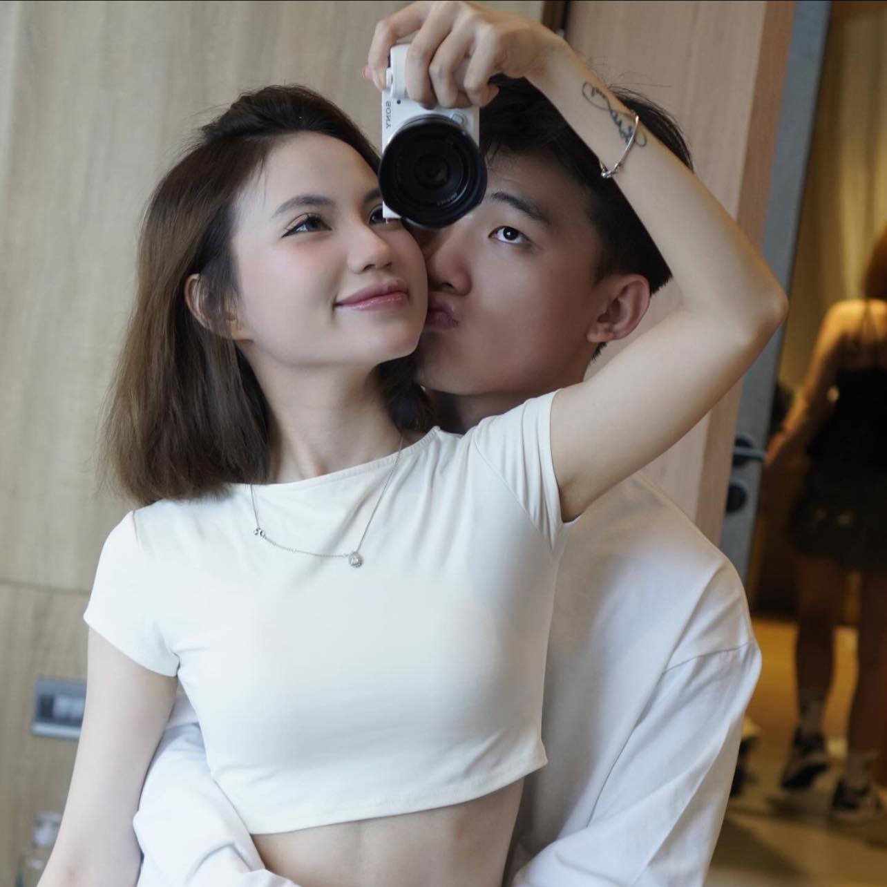 Maris tiếp tục tận hưởng cuộc sống viên mãn cùng bạn gái Maris cùng bạn gái vẫn giữ niềm vui bất chấp bình luận tiêu cực