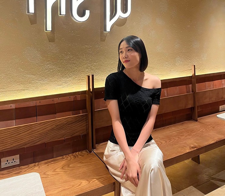 Đội Thanh Thúy gây sốc ở bóng chuyền Nhật Bản, Tú Linh khoe vai trần quyến rũ