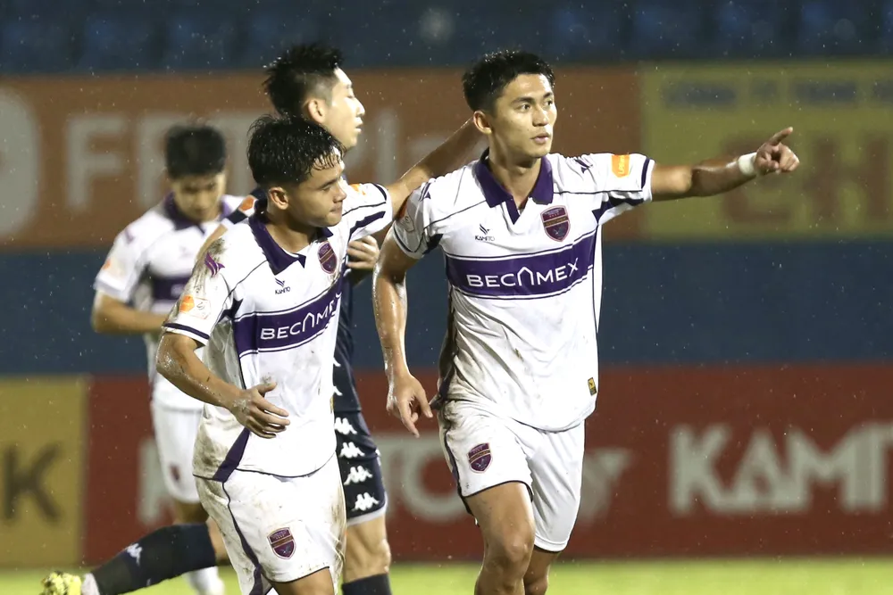 Becamex TPHCM giành trận thắng đầu tiên trên sân nhà- Ảnh 1. Becamex TPHCM ngược dòng giành chiến thắng trước Hải Phòng