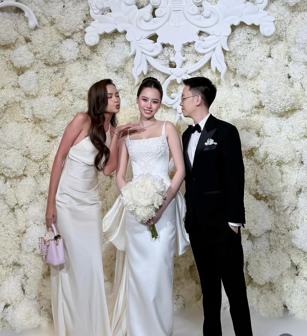 Đám cưới Á hậu Tâm Như và chồng doanh nhân: Cô dâu khóc nức nở, Khánh Vân, Ngọc Châu và dàn sao Việt đổ bộ- Ảnh 7. Hoa hậu Ngọc Châu nhí nhố bên cô dâu