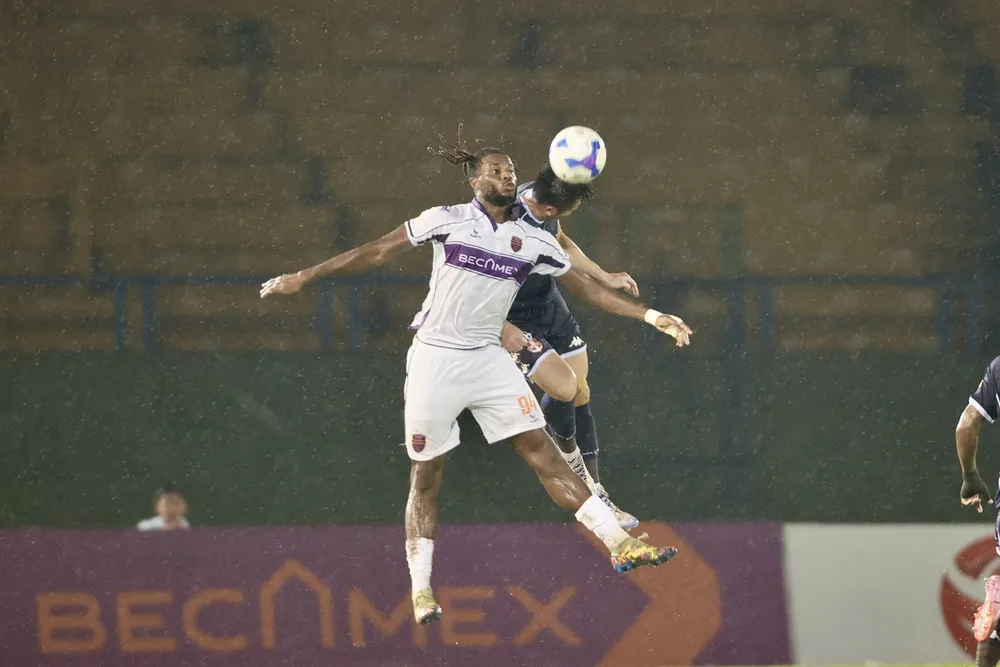 Becamex TPHCM giành trận thắng đầu tiên trên sân nhà- Ảnh 2. Pha bóng trên sân giữa Becamex TPHCM và Hải Phòng