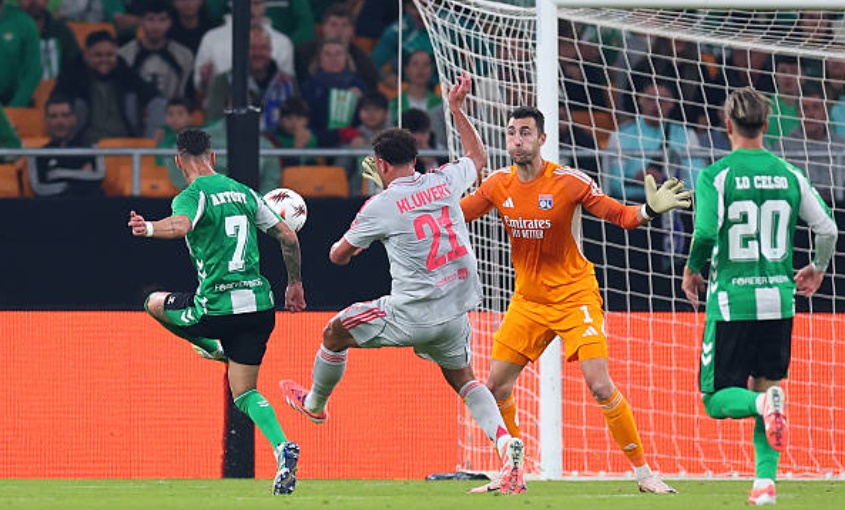 Antony có pha lốp bóng đẹp mắt trước Lyon. Antony thực hiện cú lốp bóng kỹ thuật trước Lyon