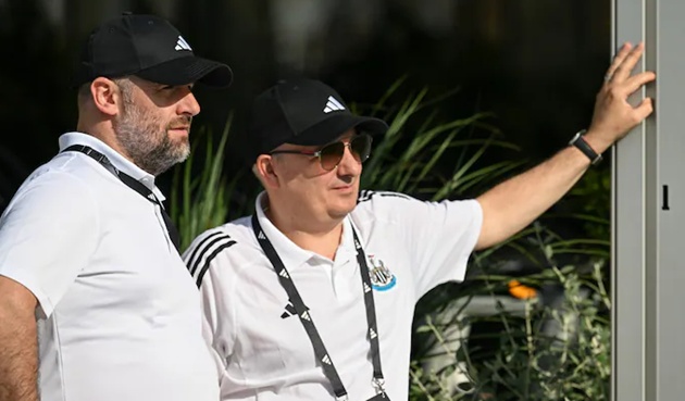 Sự ra đi của Paul Mitchell và sự vắng mặt của Darren Earles (phải) khiến Newcastle có mùa hè thất vọng Sự ra đi của Paul Mitchell và sự vắng mặt của Darren Earles (phải) khiến Newcastle có mùa hè thất vọng