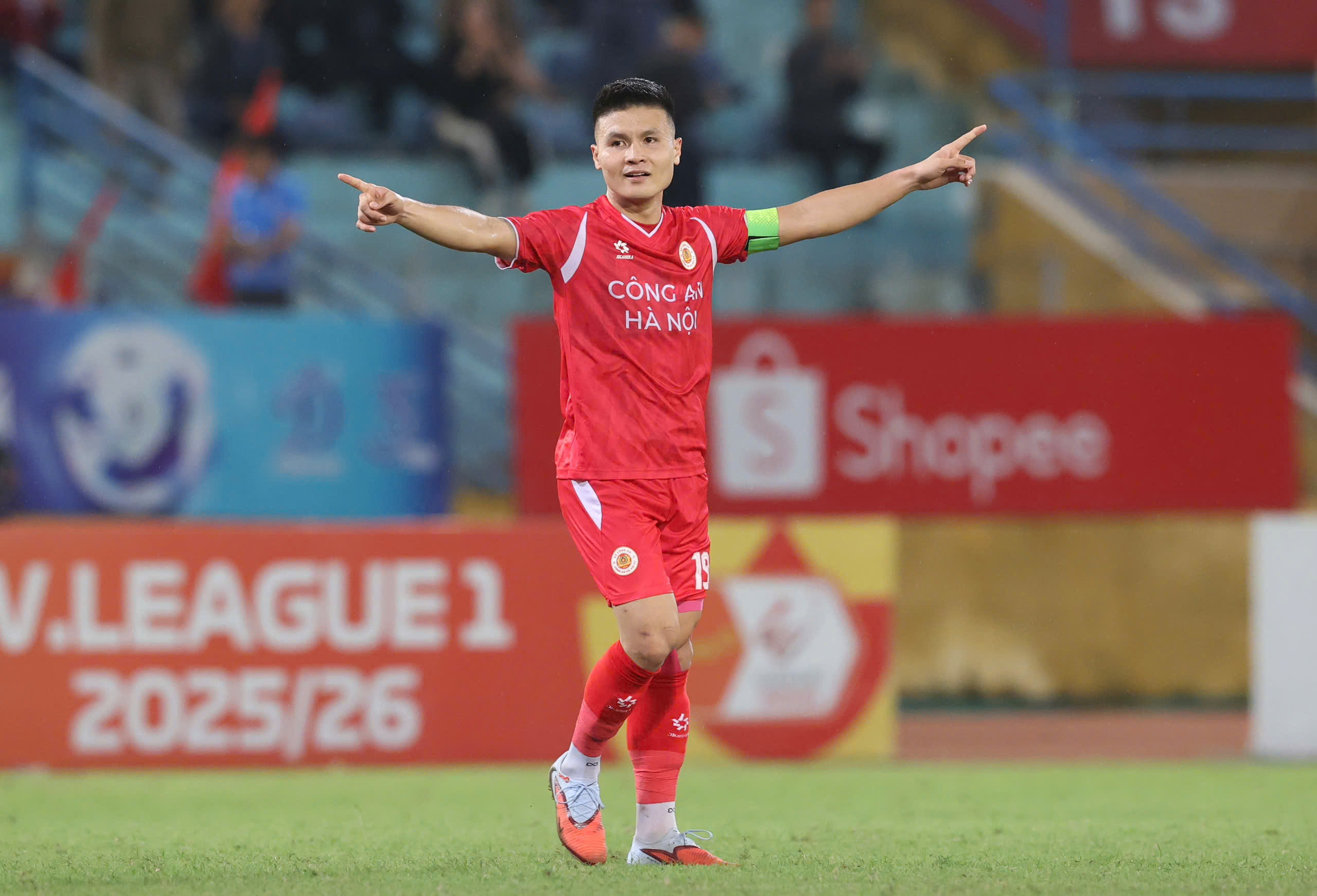 Quang Hải ghi bàn quyết định giúp CAHN mở rộng khoảng cách với Ninh Bình