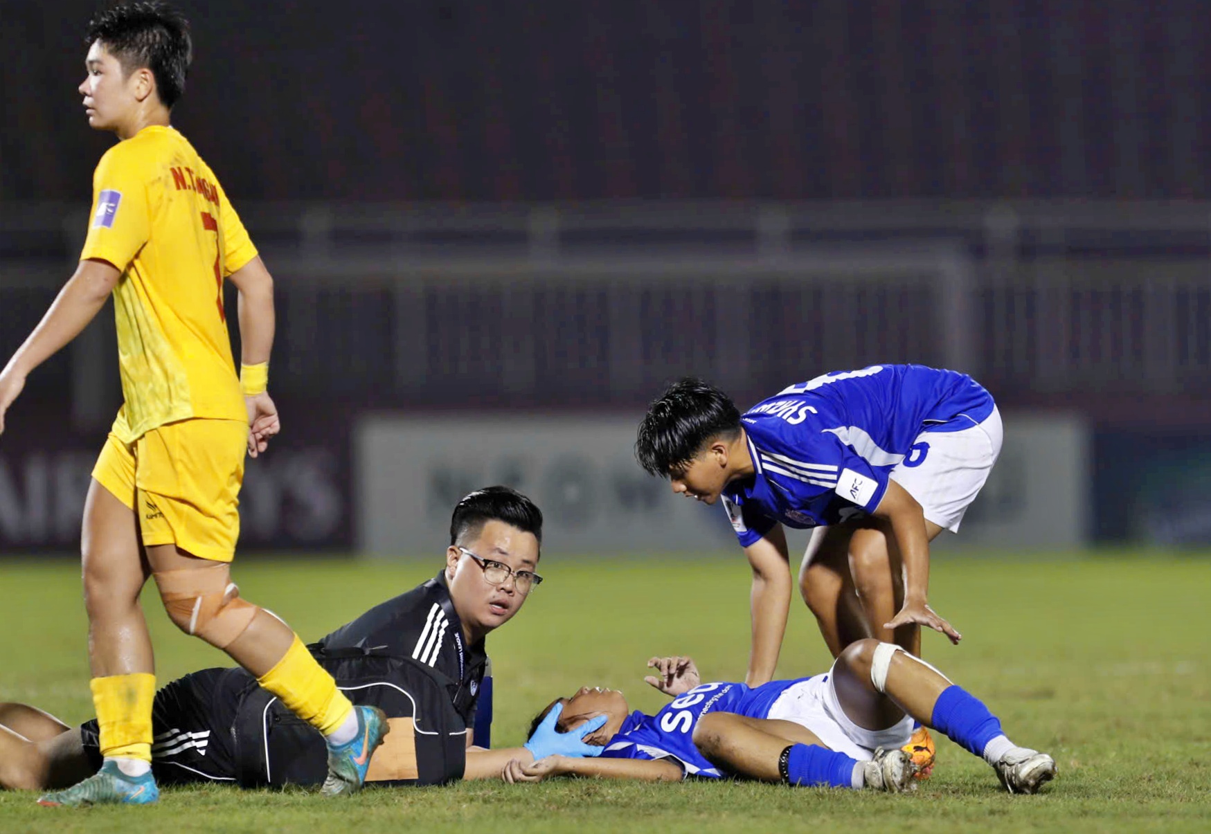 Nur Salleh đổ gục và được cố định cổ trong sân Nữ cầu thủ Singapore Nur Salleh được cố định cổ