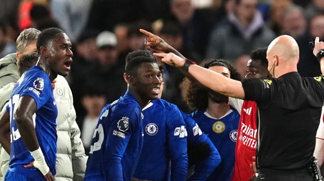 Caicedo nhận thẻ đỏ sau pha vào bóng nguy hiểm với Merino. Caicedo nhận thẻ đỏ sau pha vào bóng nguy hiểm với Merino.