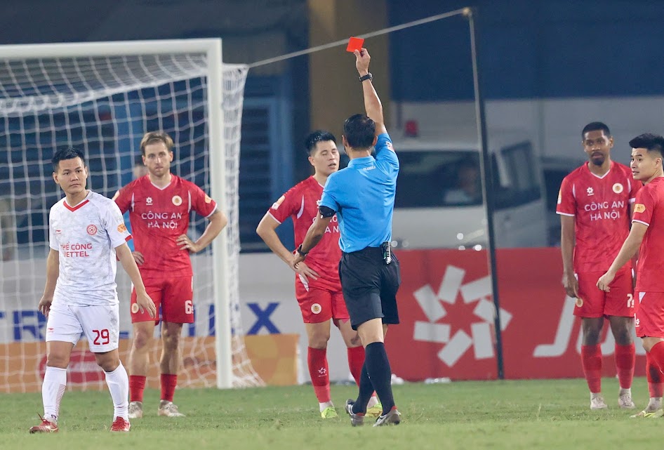 Đình Trọng phải nhận thẻ đỏ ở phút 84 sau khi VAR xác định anh phạm lỗi với Khuất Văn Khang trong tình huống cầu thủ Viettel băng xuống đối mặt Filip Nguyễn.