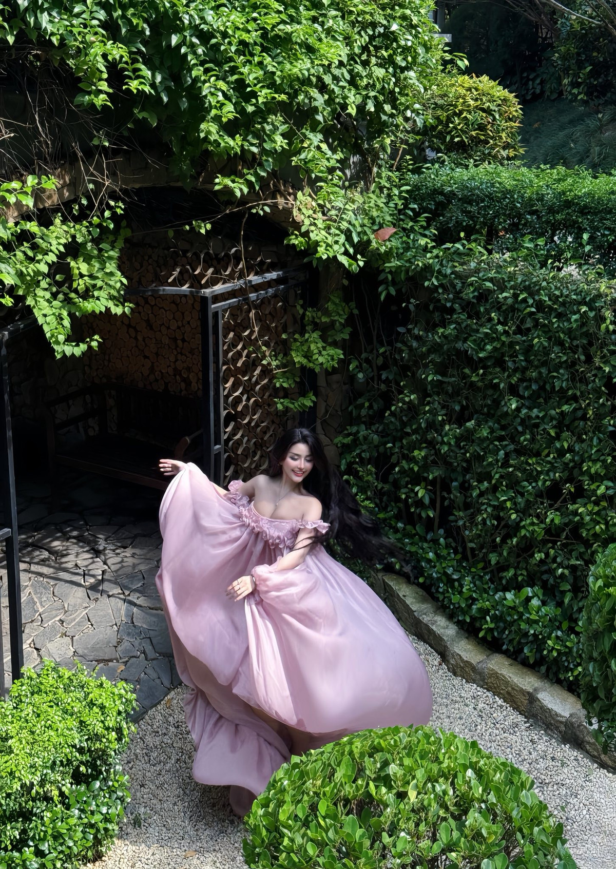 Ngọc Trân nhận bó hoa lớn từ người yêu