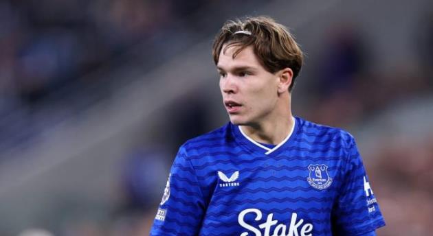Tyler Dibling chơi bóng tại Everton