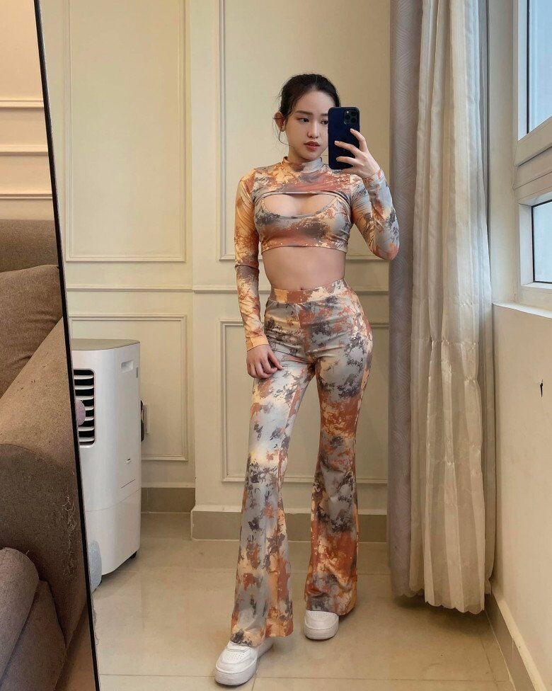 Trước đây dù mặc hở nhưng Thúy Vi theo hướng Y2K trẻ trung, năng động hơn. Phong cách Y2K trẻ trung của Thuý Vi trước đây