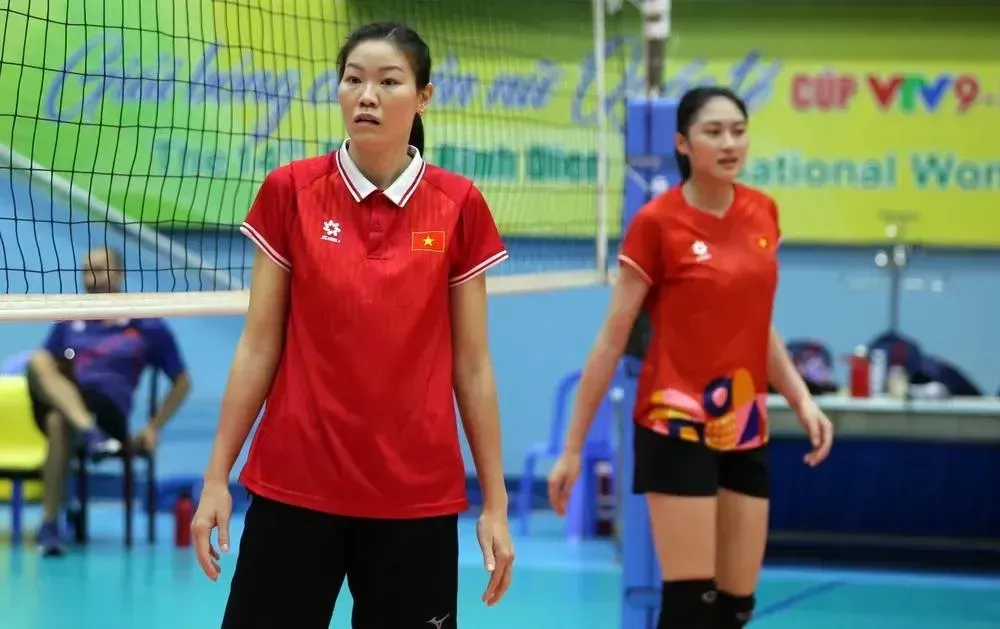 HLV Nguyễn Thị Ngọc Hoa trở lại đấu trường SEA Games sau 10 năm- Ảnh 1. HLV Nguyễn Thị Ngọc Hoa cùng đội tuyển bóng chuyền nữ chuẩn bị SEA Games