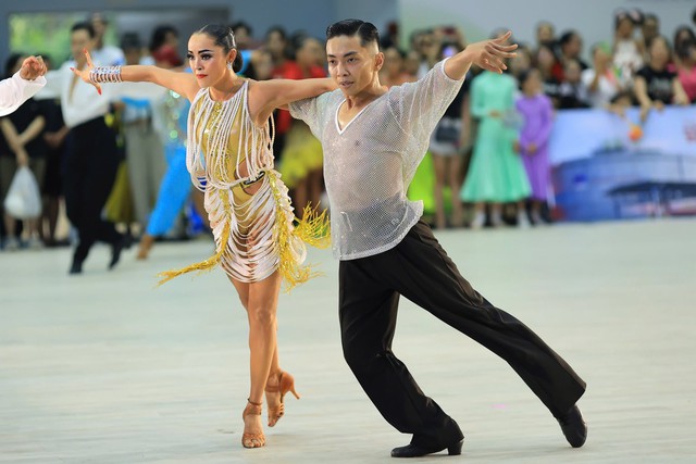 Phan Hiển và Đặng Thu Hương nhận huân chương