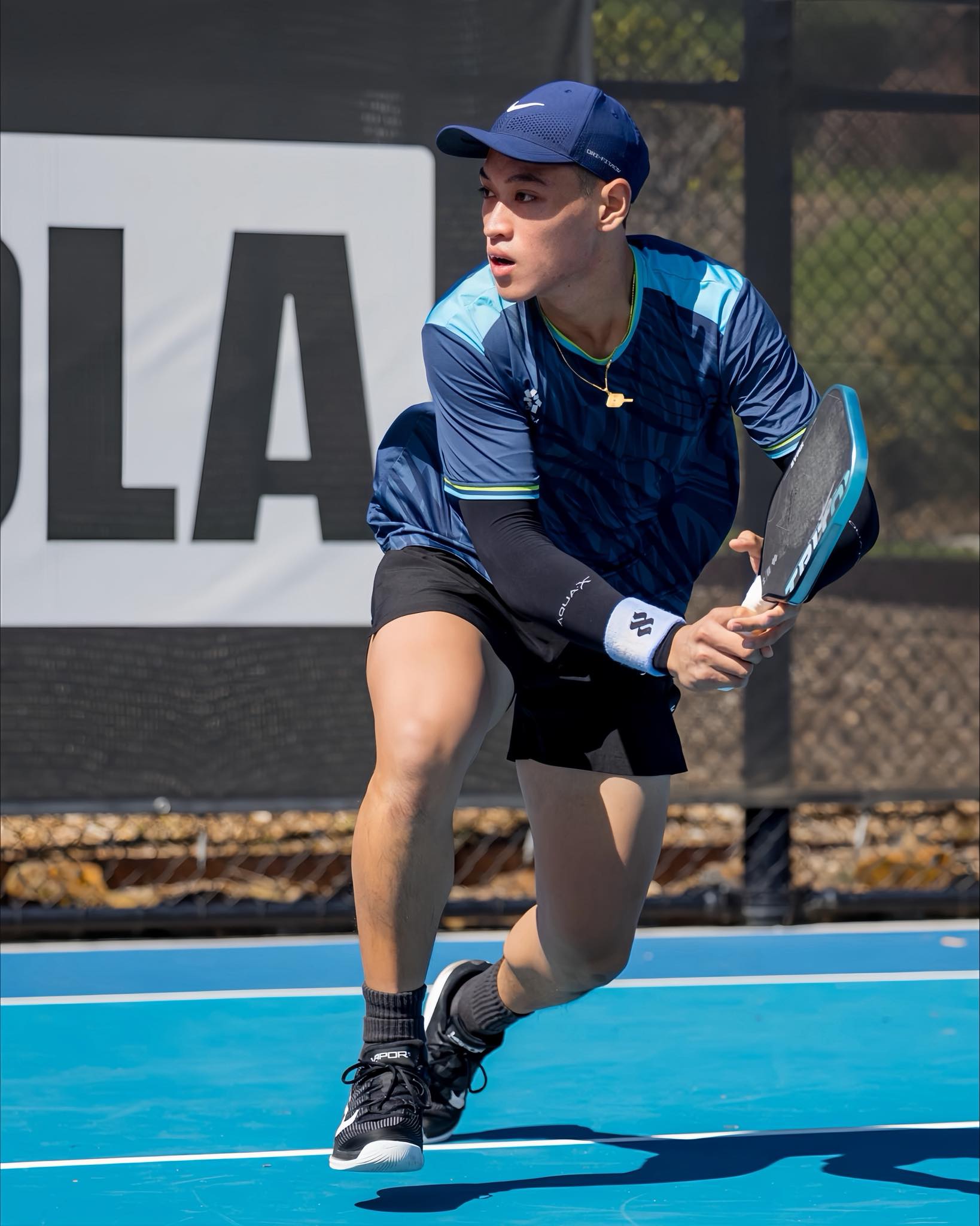 VĐV Trương Vinh Hiển thi đấu dưới trời nắng gắt và mặt sân nóng bỏng