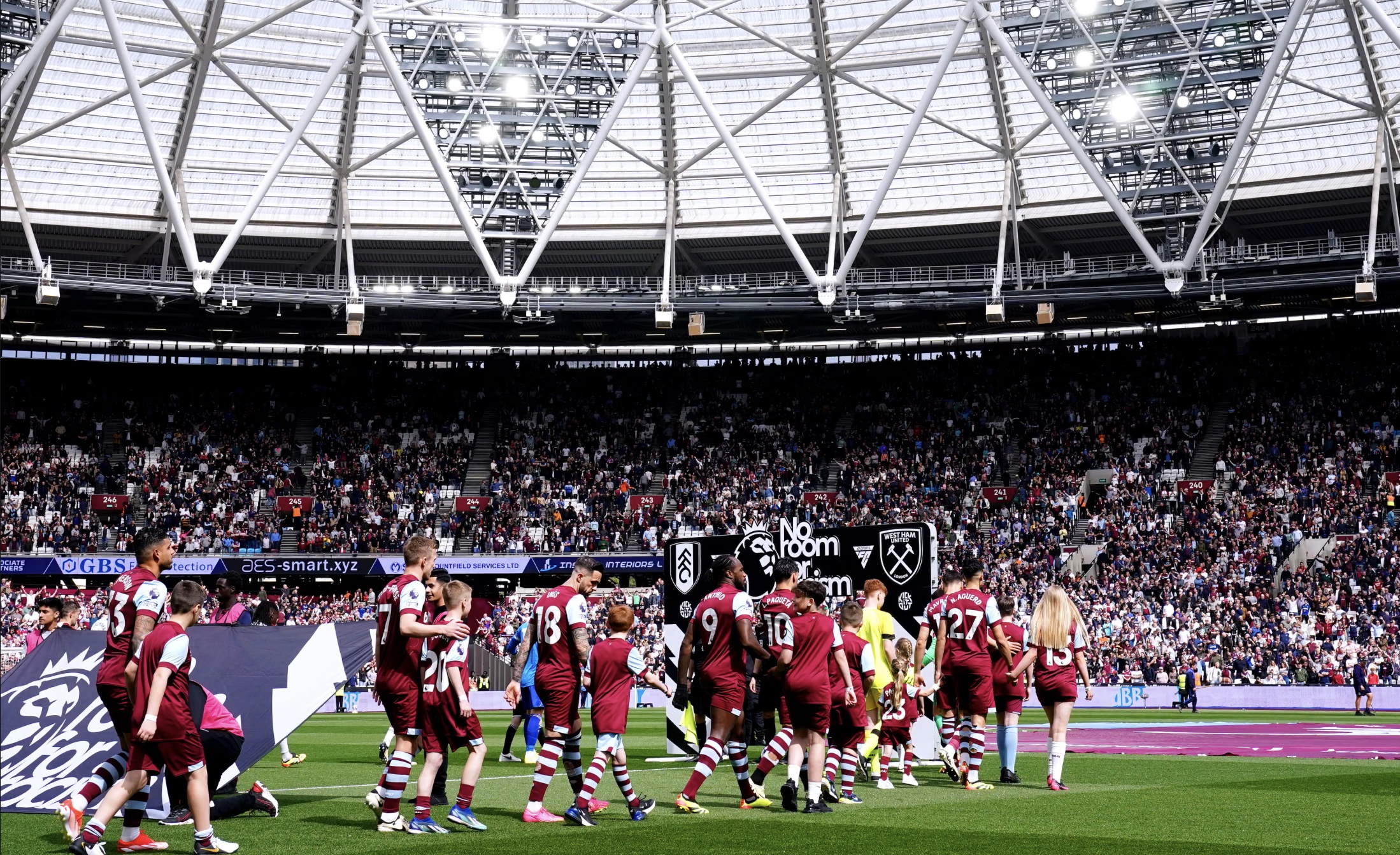 Dù nhận nhiều sự phản đối, các CLB vẫn luôn cháy vé mascot Dù nhận nhiều sự phản đối, các CLB vẫn luôn cháy vé mascot