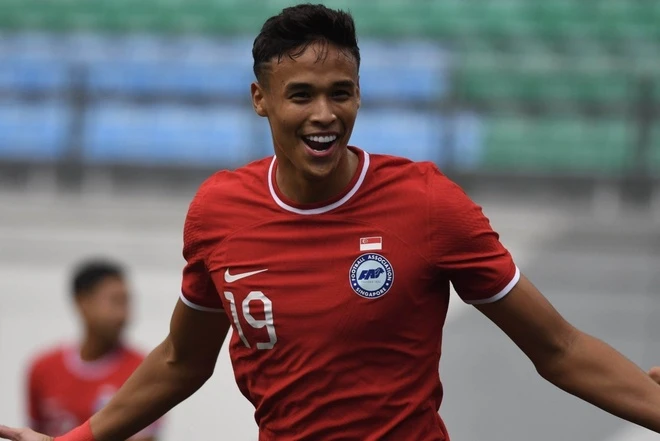 Ilhan Fandi trở thành người hùng của tuyển Singapore.