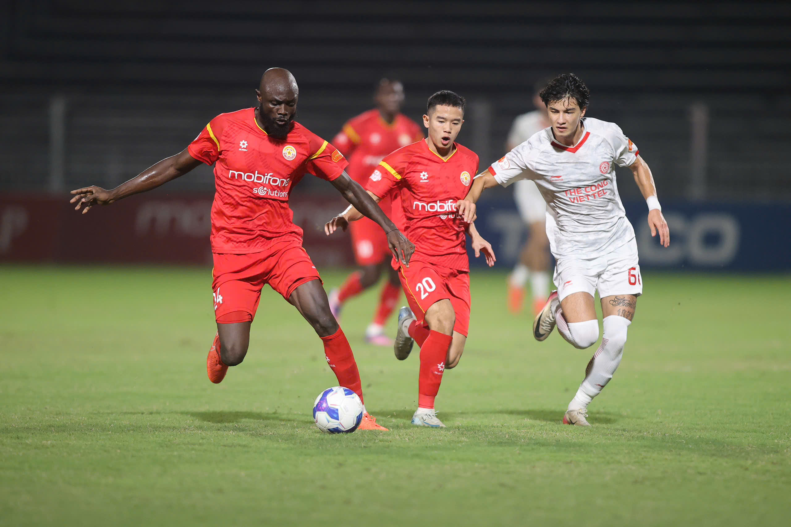 HLV Popov phản ứng lạ khi Thể Công Viettel gặp sự cố, bị đối phương chia điểm