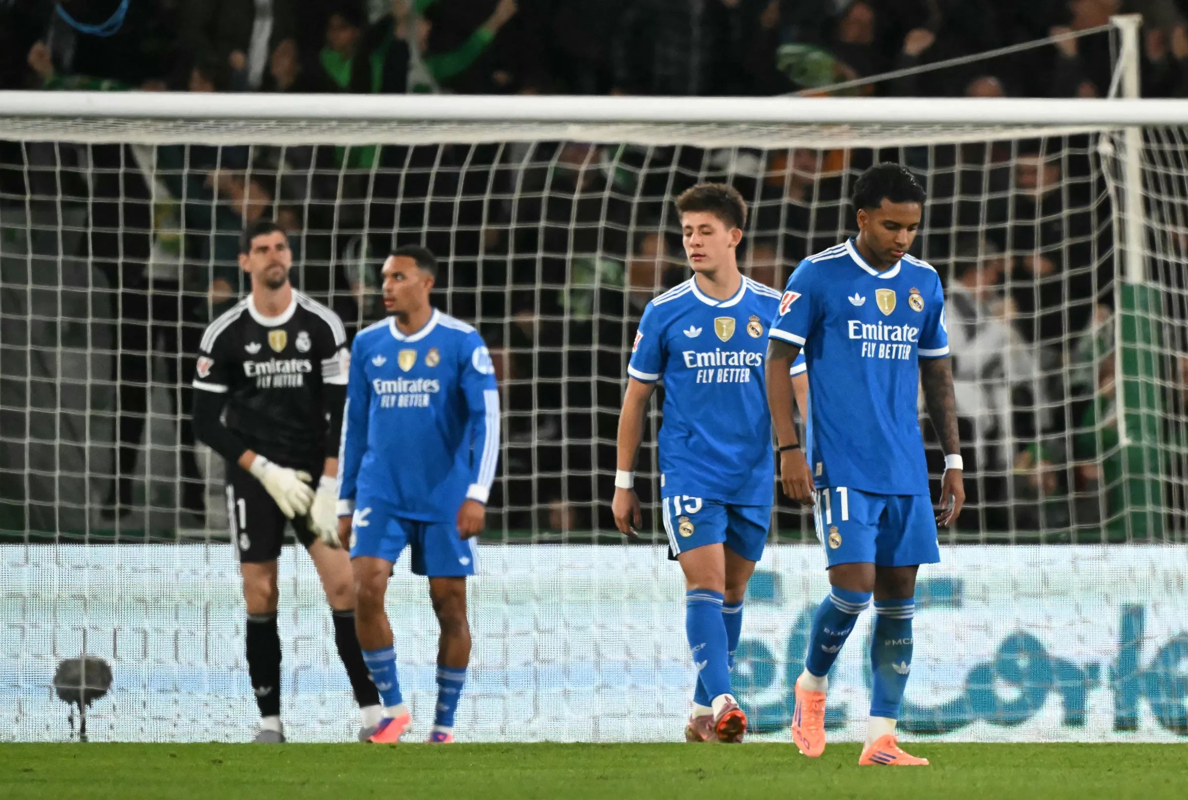 Real ba trận không thắng: Real không sai, chỉ có Alonso sai - Ảnh 1. Real Madrid thi đấu bết bát vì những sai lầm chiến thuật của Xabi Alonso